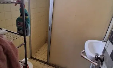 Para inversionistasDos departamentos y una oficina con su baño Para remodelar Terreno excedente