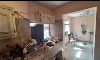 Para inversionistasDos departamentos y una oficina con su baño Para remodelar Terreno excedente