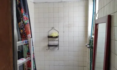 Para inversionistasDos departamentos y una oficina con su baño Para remodelar Terreno excedente