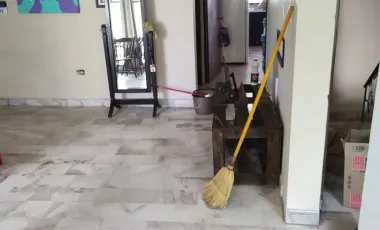Para inversionistasDos departamentos y una oficina con su baño Para remodelar Terreno excedente