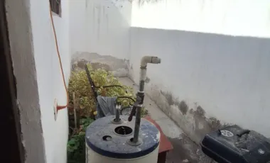 Para inversionistasDos departamentos y una oficina con su baño Para remodelar Terreno excedente