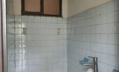Para inversionistasDos departamentos y una oficina con su baño Para remodelar Terreno excedente