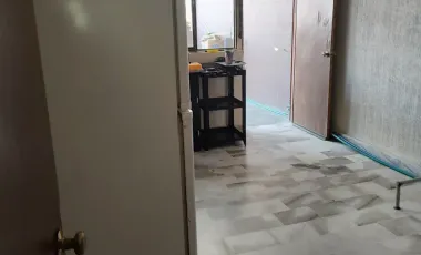Para inversionistasDos departamentos y una oficina con su baño Para remodelar Terreno excedente