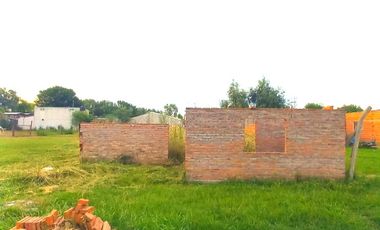 Se vende terreno con construcción en Timbúes. Excelente ubicación!