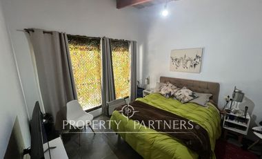 Linda casa en la precordillera con entorno nativo