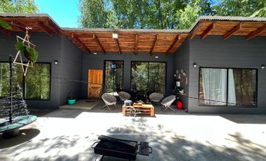 Linda casa en la precordillera con entorno nativo