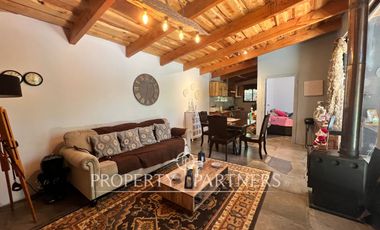 Linda casa en la precordillera con entorno nativo