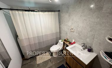 Linda casa en la precordillera con entorno nativo