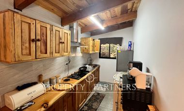 Linda casa en la precordillera con entorno nativo