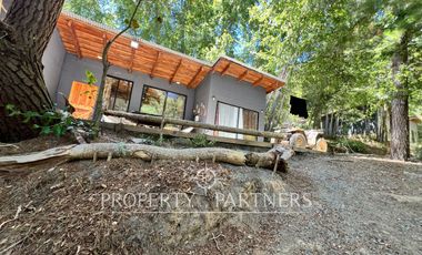 Linda casa en la precordillera con entorno nativo