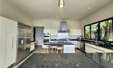 CASA EN VENTA CON VISTA AL LAGO EN VALLE DE BRAVO