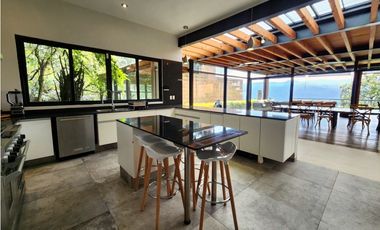 CASA EN VENTA CON VISTA AL LAGO EN VALLE DE BRAVO