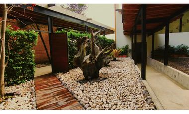 CASA EN VENTA CON VISTA AL LAGO EN VALLE DE BRAVO