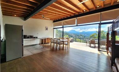 CASA EN VENTA CON VISTA AL LAGO EN VALLE DE BRAVO