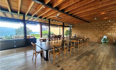 CASA EN VENTA CON VISTA AL LAGO EN VALLE DE BRAVO