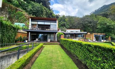 CASA EN VENTA CON VISTA AL LAGO EN VALLE DE BRAVO
