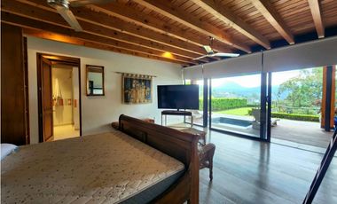 CASA EN VENTA CON VISTA AL LAGO EN VALLE DE BRAVO