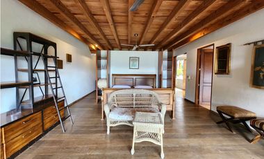 CASA EN VENTA CON VISTA AL LAGO EN VALLE DE BRAVO