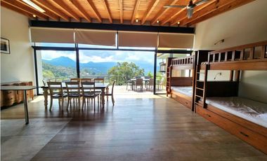 CASA EN VENTA CON VISTA AL LAGO EN VALLE DE BRAVO