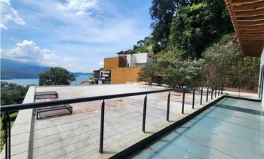 CASA EN VENTA CON VISTA AL LAGO EN VALLE DE BRAVO