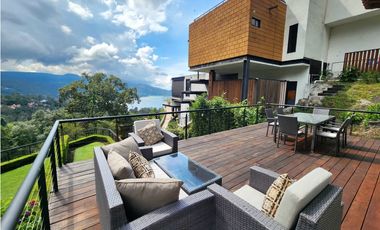 CASA EN VENTA CON VISTA AL LAGO EN VALLE DE BRAVO