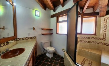 CASA EN RENTA, CLUB DE GOLF, AVNDARO.