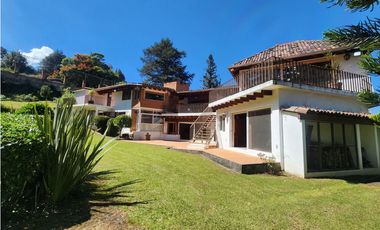 CASA EN RENTA, CLUB DE GOLF, AVNDARO.