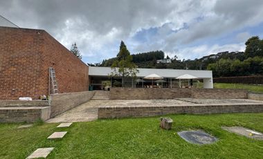 ALQUILER - RESIDENCIA DE MONTAÑA EN BOSQUE DE ENCENILLOS – LUJO Y NATURALEZA