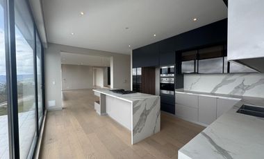 VENTA - RESIDENCIA DE MONTAÑA EN BOSQUE DE ENCENILLOS – LUJO Y NATURALEZA