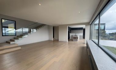 VENTA - RESIDENCIA DE MONTAÑA EN BOSQUE DE ENCENILLOS – LUJO Y NATURALEZA