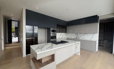 VENTA - RESIDENCIA DE MONTAÑA EN BOSQUE DE ENCENILLOS – LUJO Y NATURALEZA