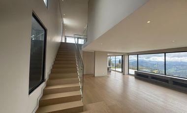 VENTA - RESIDENCIA DE MONTAÑA EN BOSQUE DE ENCENILLOS – LUJO Y NATURALEZA