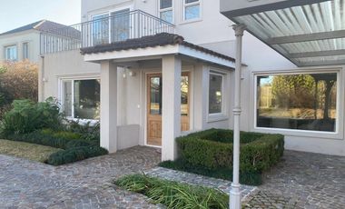 Casa de 5 dormitorios en Venta Ayres de Pilar