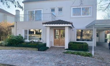 Casa de 5 dormitorios en Venta Ayres de Pilar