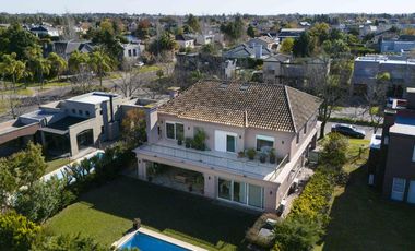 Venta Casa 7 ambientes en Barrio las Glorietas, Nordelta