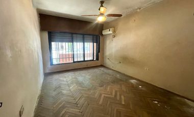 Casa 2 dormitorios, cochera y terraza a reciclar