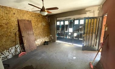 Casa 2 dormitorios, cochera y terraza a reciclar