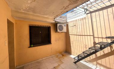 Casa 2 dormitorios, cochera y terraza a reciclar