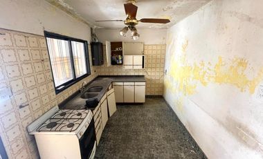 Casa 2 dormitorios, cochera y terraza a reciclar