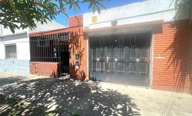 Casa 2 dormitorios, cochera y terraza a reciclar