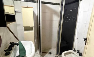 Casa 2 dormitorios, cochera y terraza a reciclar