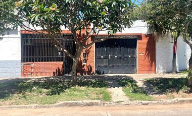 Casa 2 dormitorios, cochera y terraza a reciclar