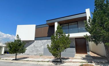 Espectacular Casa en venta La Loma Golf con alberca