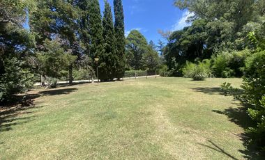 Casa en Arturo SeguI sobre un lote de 2990 mt2