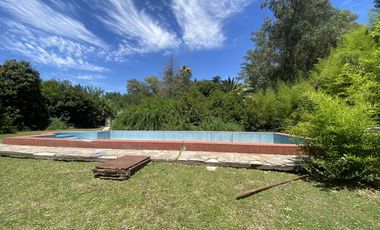 Casa en Arturo SeguI sobre un lote de 2990 mt2