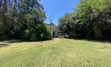 Casa en Arturo SeguI sobre un lote de 2990 mt2