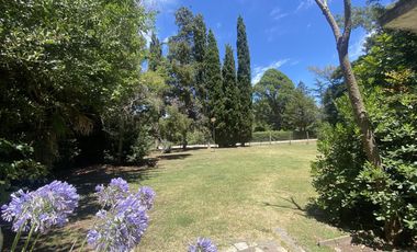 Casa en Arturo SeguI sobre un lote de 2990 mt2