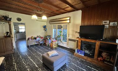 Casa en Villa Elisa. 2 dormitorios y escritorio. C.Belgrano y 405