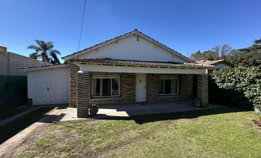 Casa en Villa Elisa. 2 dormitorios y escritorio. C.Belgrano y 405