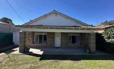 Casa en Villa Elisa. 2 dormitorios y escritorio. C.Belgrano y 405